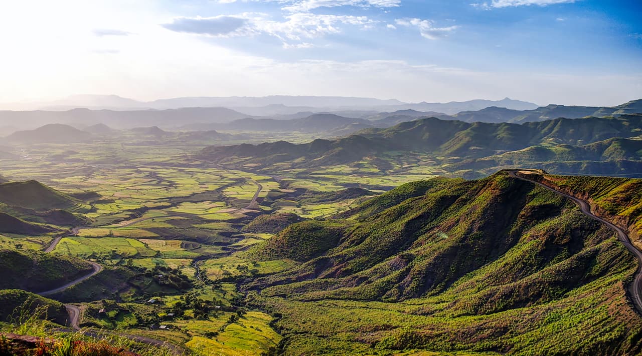 Las montañas Semien y el valle alrededor de Lalibela. “He ordenado a las unidades del Ejército de Tigré que están fuera de las fronteras de Tigré que se retiren a la frontera de Tigré con efecto inmediato”, afirmó Debretsion.