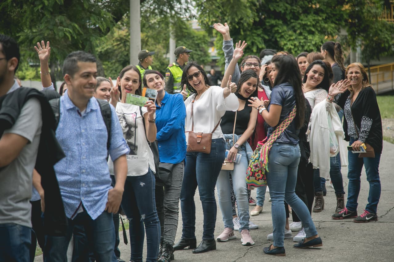 Desde temprana hora se hicieron largas filas para el inolvidable concierto que Juanes ofrecería más tarde en la ciudad que lo vio crecer como músico.