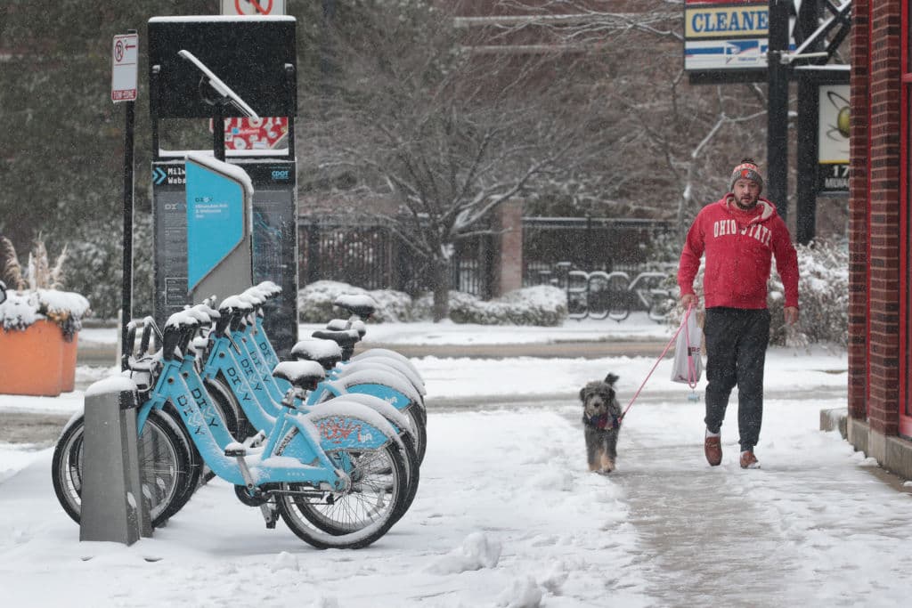 El NWS comparó este brote ártico con el de 1911 llamado "
<i>Blue Norther</i>". En un día las bajas temperaturas fueron seguidas por temperaturas récord cercanas a los 80 grados Fahrenheit (26 grados C) en gran parte de las llanuras de la costa este. En la imagen una estación de bicicletas cubiertas de nieve en la ciudad de Chicago, Illinois.