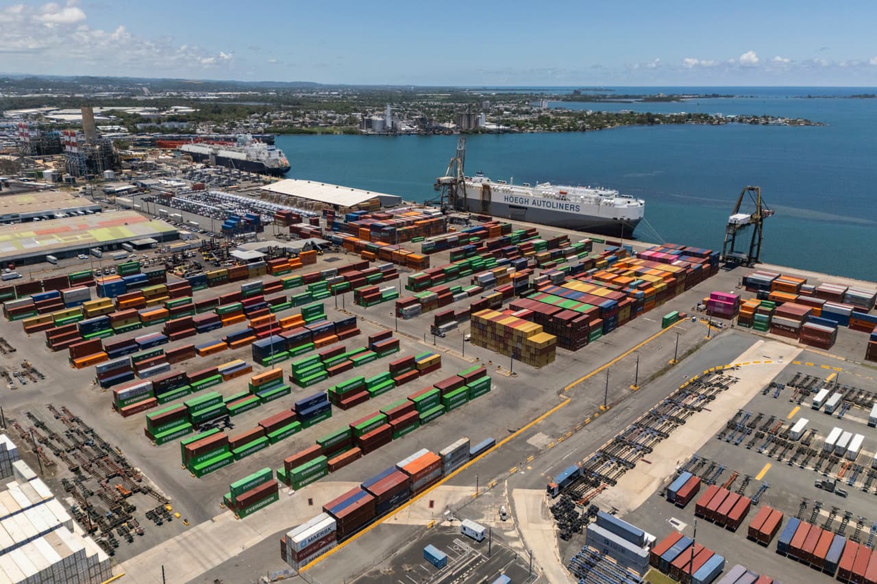 Contenedores de mercancía llenan un patio de embarque en el puerto de San Juan en Puerto Rico, el jueves 8 de mayo de 2025.