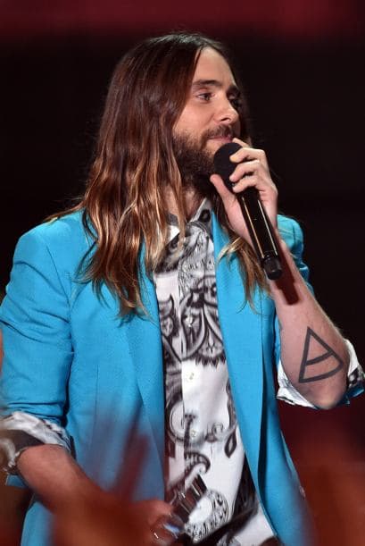Jared Leto llegó a la ceremonia con un look extravagante, luciendo unos pantalones muy extraños.