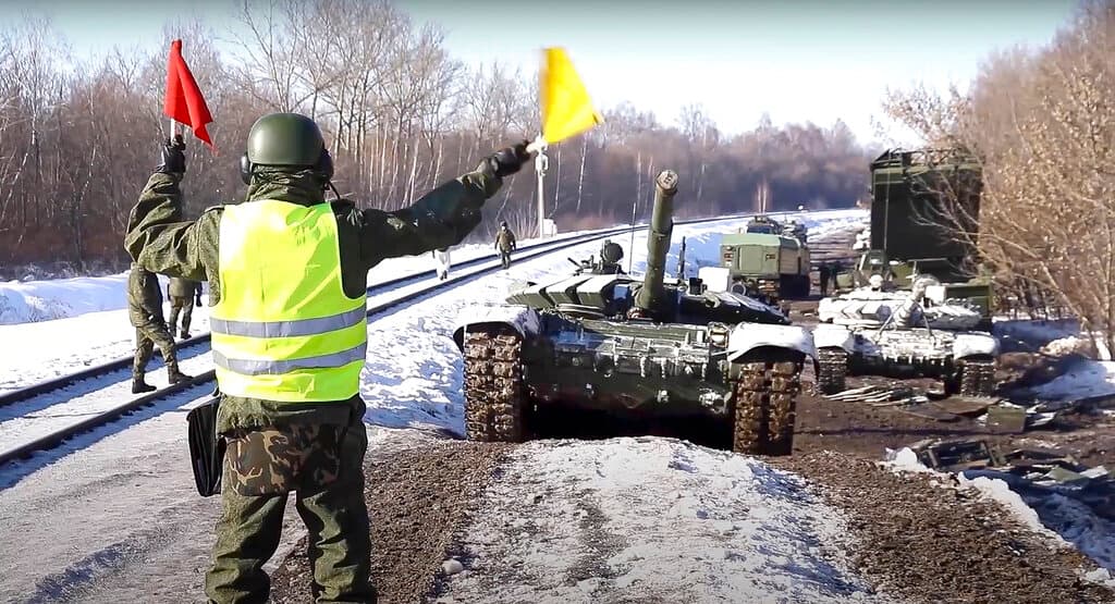 En esta foto tomada de un video proporcionado por el Servicio de Prensa del Ministerio de Defensa de Rusia el miércoles 16 de febrero de 2022, los tanques del ejército ruso se cargan en plataformas ferroviarias para regresar a su base permanente después de los ejercicios en Rusia.