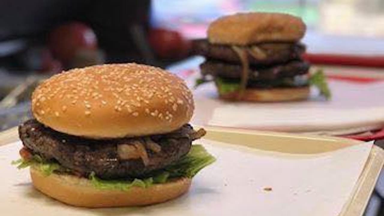 <b>Small Burger:</b> "¡¡¡Ooh Dios mio!!! Me dieron hamburguesa pequeña y fue hugee !! Small Burger es una hamburguesa doble de queso con tocino, ¡y nunca puedes olvidar lo increíble que es!" dice un usuario de Yelp. Small Burger está ubicado en el barrio de Pilsen, en la calle de 18, 1820 oeste. Y se puede comer aquí por $10 dólares o incluso menos.