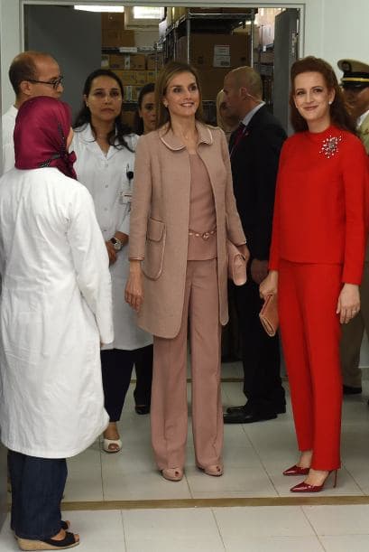 Y la esposa del rey Mohamend VI de Marruecos optó por un llamativo atuendo rojo.