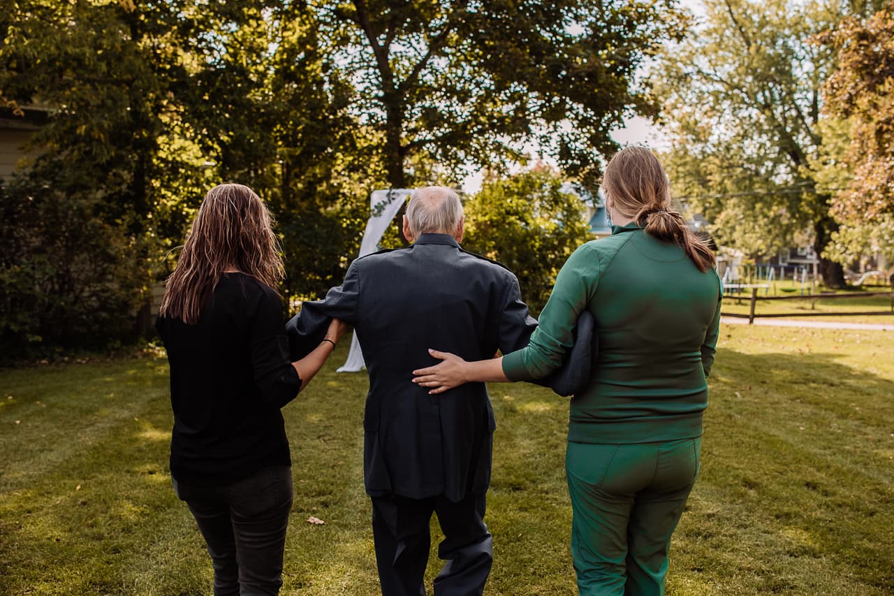 Royce, King, por su parte, 
<b>vistió su elegante uniforme de la Fuerza Aérea</b>. Fettkether aseguró que, como ocurre en casi todas las bodas, los novios fueron arreglados en habitaciones separadas donde no pudieron verse sino hasta el altar.