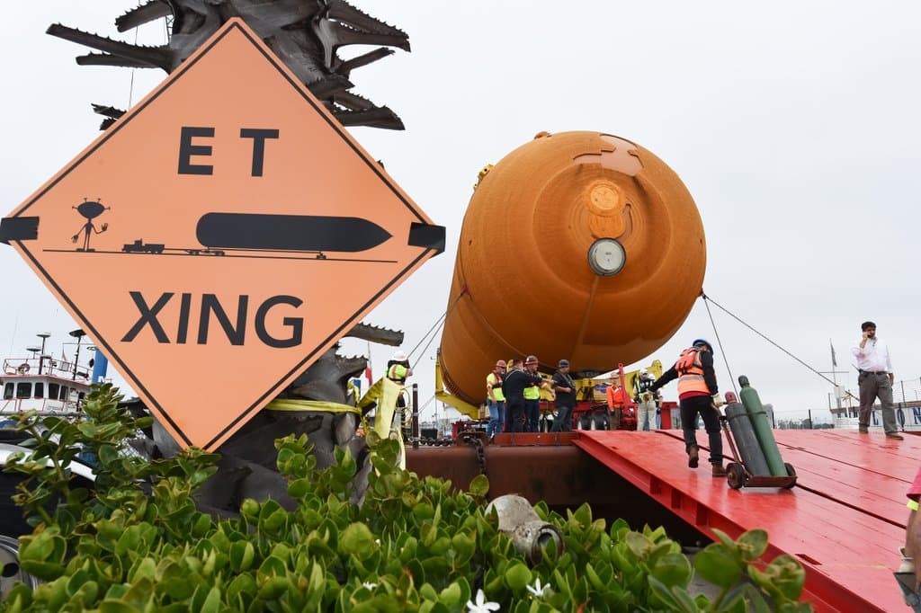 Maniobra par poner en tierra el tanque de combustible espacial ET-94 en LA