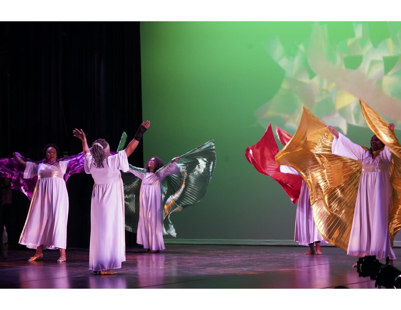 <h2 class="cms-H2-H2">Praise Dance Celebration</h2>
<br>
<ul>
<li class="li1">Cuándo: 30 de abril</li>
</ul>
<ul>
<li class="li1">Hora: 16:00 a 18:00 horas</li>
</ul>
<ul>
<li class="li1">Dónde: The Carver Community Center</li>
</ul>
<ul>
<li class="li1">Qué es: Actuaciones de bailarines entre 5 y 90 años.</li>
</ul>
<ul>
<li class="li1">Costo: Gratis</li>
</ul>