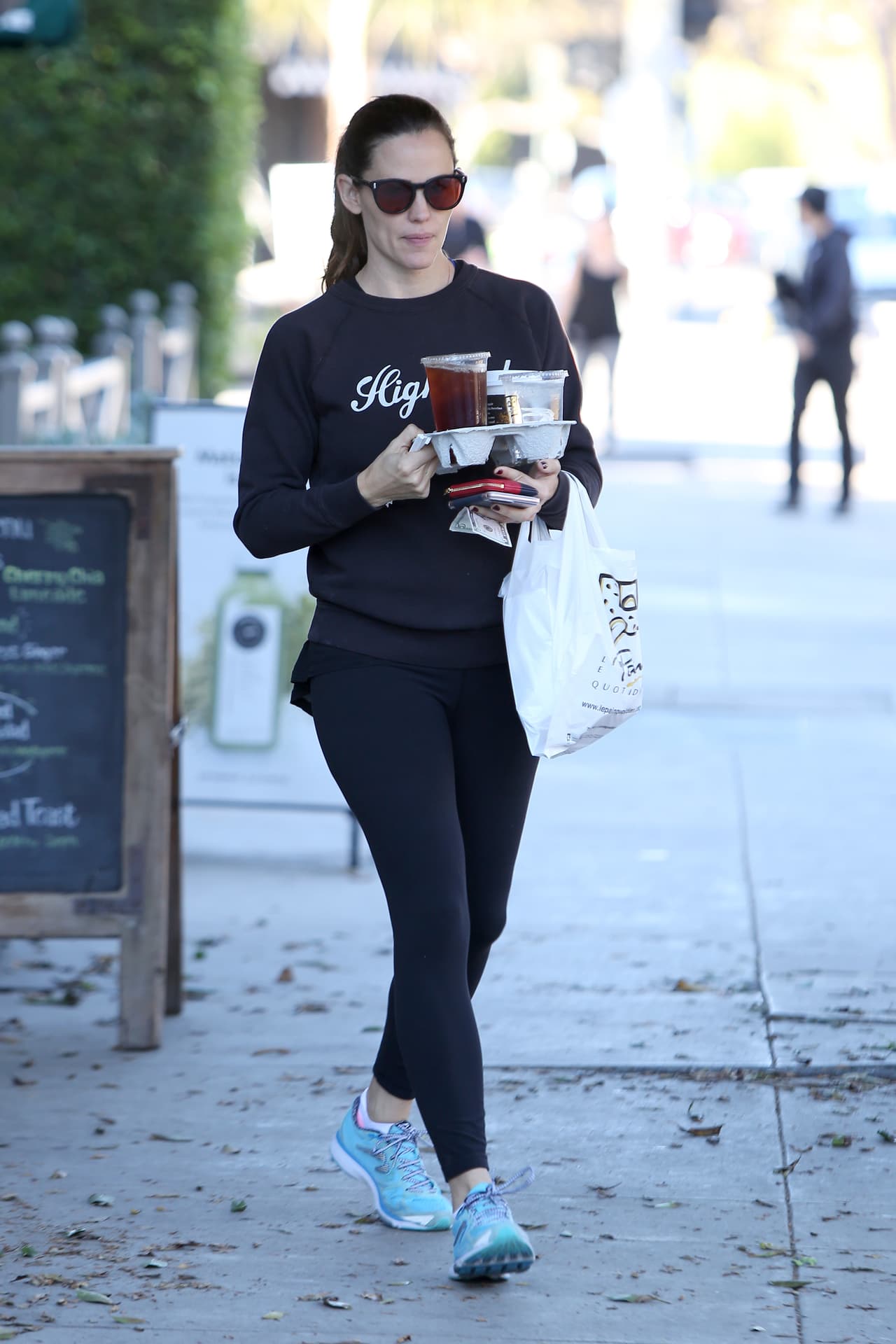 Afortunadamente Jennifer ya iba saliendo de la cafetería.