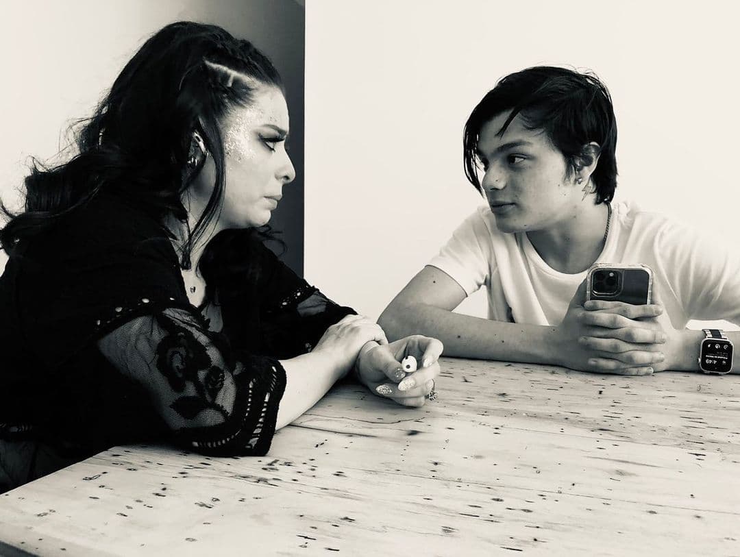 Su hijo se ha mostrado muy agradecido del amor y la educación que le ha dado su madre y en redes sociales frecuentemente presume la buena relación que tienen.