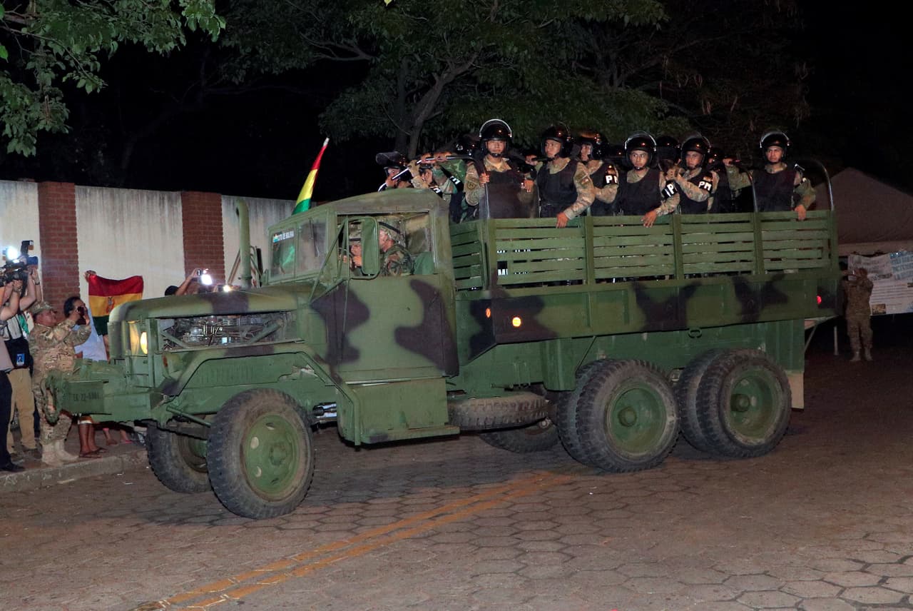 Militares y policías bolivianos salen a patrullar las calles en diversas ciudades bolivianas después de que las Fuerzas Armadas y la Policía decidieran actuar juntas para frenar el vandalismo desatado en el país en los últimos días.