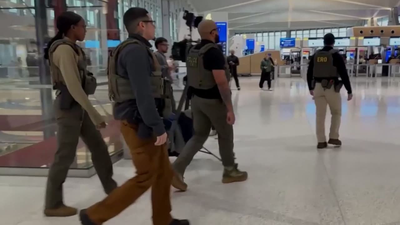 ¿Por qué ICE está enfocando sus operativos en aeropuertos y qué tipo de inmigrantes está arrestando?