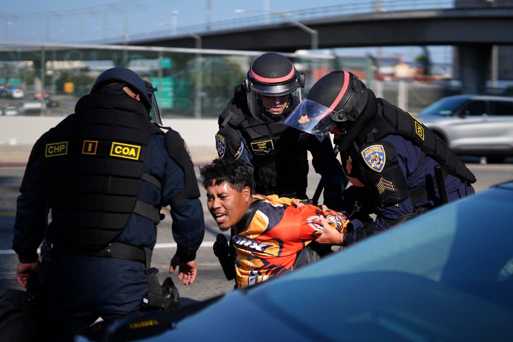 Un manifestante es arrestado por la Patrulla de Carreteras de California cerca del edificio federal en el centro de Los Ángeles el martes 10 de junio de 2025.