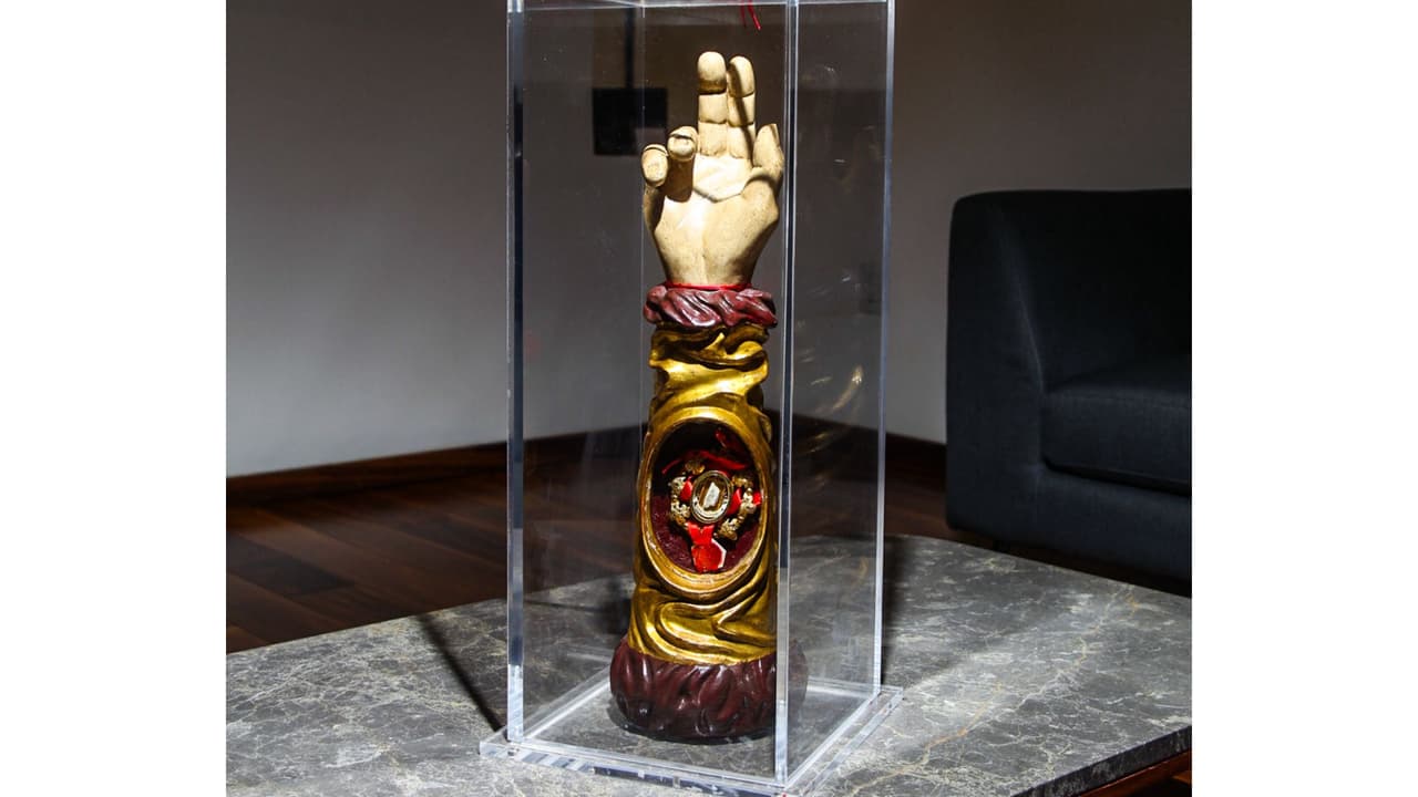 Así es la reliquia de San Judas Tadeo, el supuesto hueso del "santo de las causas perdidas" que atrae multitud de devotos en CDMX