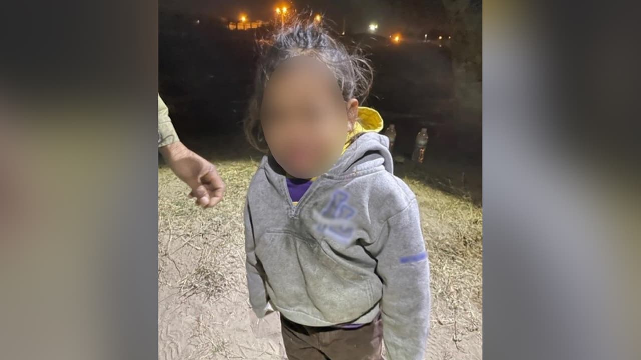 Dejan solo a un niño en la frontera de Texas, sin identificación y bajo frío congelante