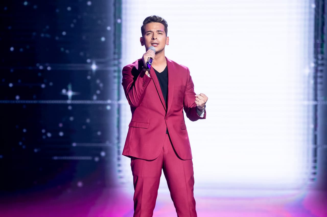 Directamente de Chile llegó Ricky Santos, el ganador de El Retador de ese país, quien llegó como aspirante misterioso con la intención de ganar la emisión de TelevisaUnivision y aunque no fue elegido por Karina Reyes como retador, sí fue salvado por los jueces al final de la emisión.