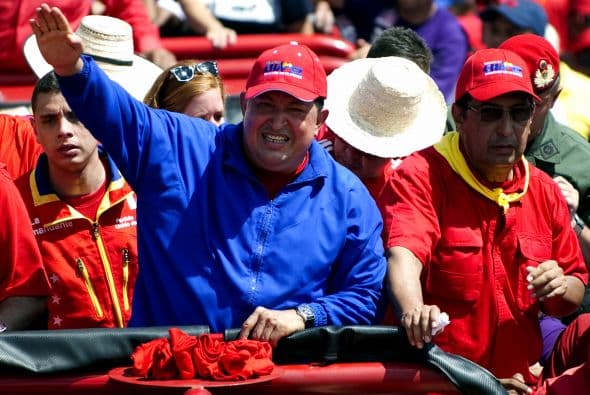 A ritmo de música popular, Chávez, de 58 años y en busca de la tercera reelección, también convocó a miles de seguidores en el recorrido que ha comenzado hoy desde su tierra rumbo a Caracas, donde el jueves, cerrará la campaña.
