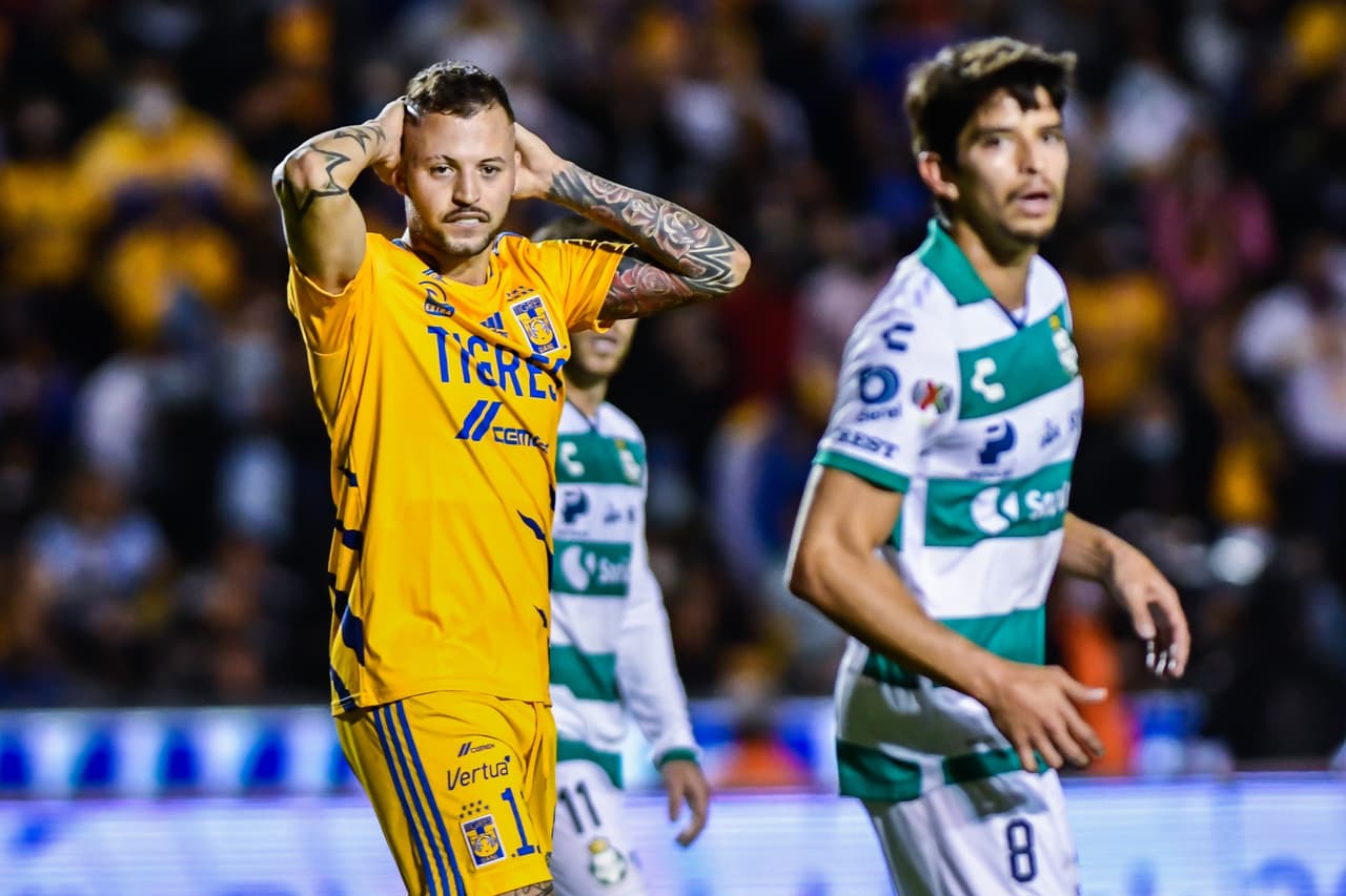Carlos Salcedo fue el héroe de Tigres al marcar el gol que les dio la victoria sobre Santos y el pase a Semifinal.