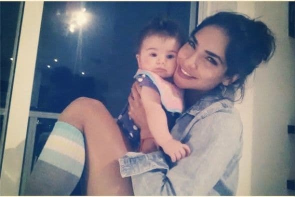 Cada vez que Alejandra tiene un bebé entre sus brazos nos demuestra que el instinto maternal y el amor incondicional son dos características que emanan en cada celula de su cuerpo.