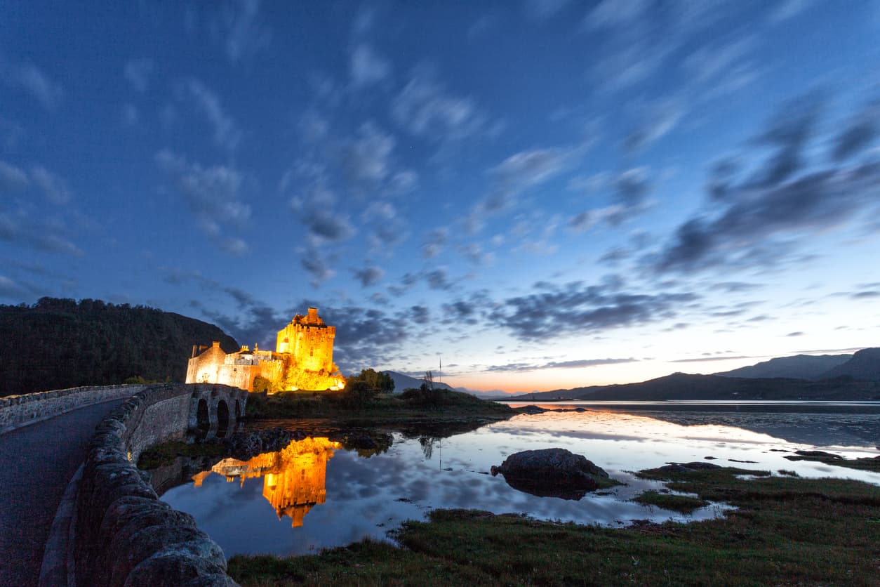<b>Castillo Eilean Donan, Escocia. </b>Situado en un islote rocoso, el castillo se levanta en el punto de unión de tres lagos marinos, Loch Duich, Long y Alsh. Referencias históricas marcan que la 
<a href="https://www.eileandonancastle.com/about/history/" target="_blank">primera construcción se levantó en el siglo XIII como defensa en contra de los vikingos. El castillo medieval fue destruido y desmantelado en partes a través de los siglos</a>. La restauración de principios del siglo XX agregó una pasarela para llegar a la isla. 
<br>
<br>