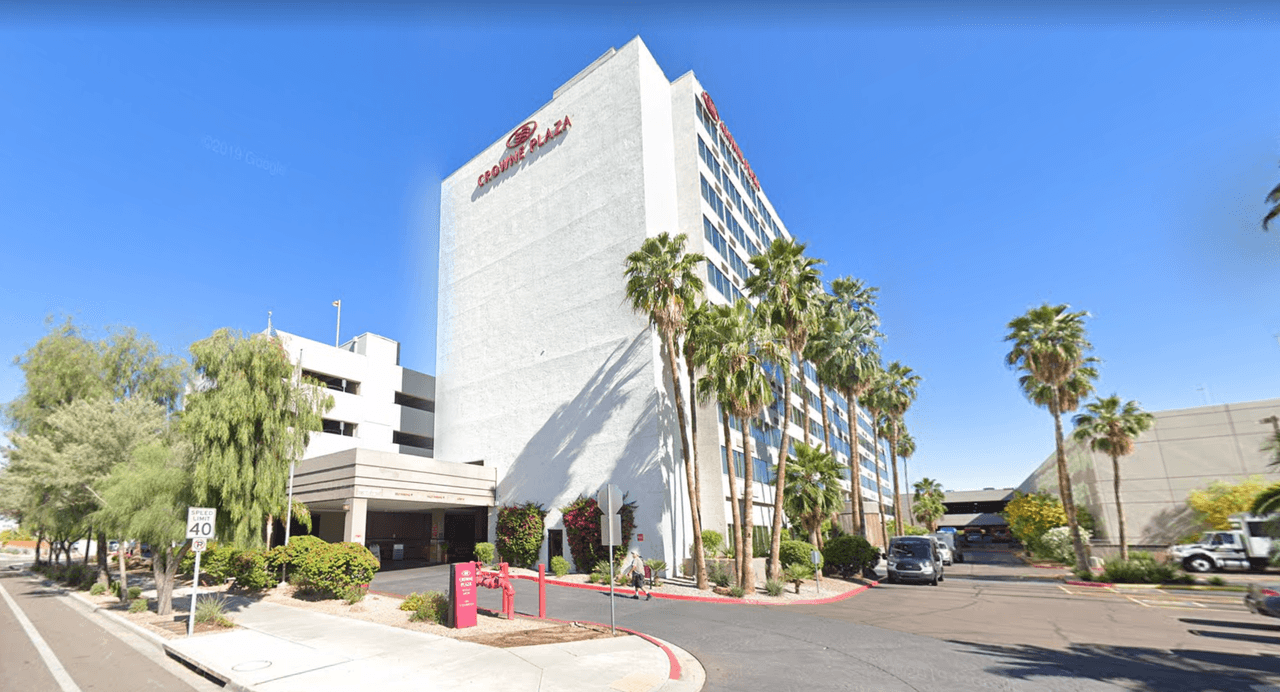La estadía máxima es de 14 días y las habitaciones están sujetas a disponibilidad. 
<br>
<br>
<b>Hotel: Crowne Plaza Phoenix Airport, ubicado en el 4300 E. Washington St.</b>