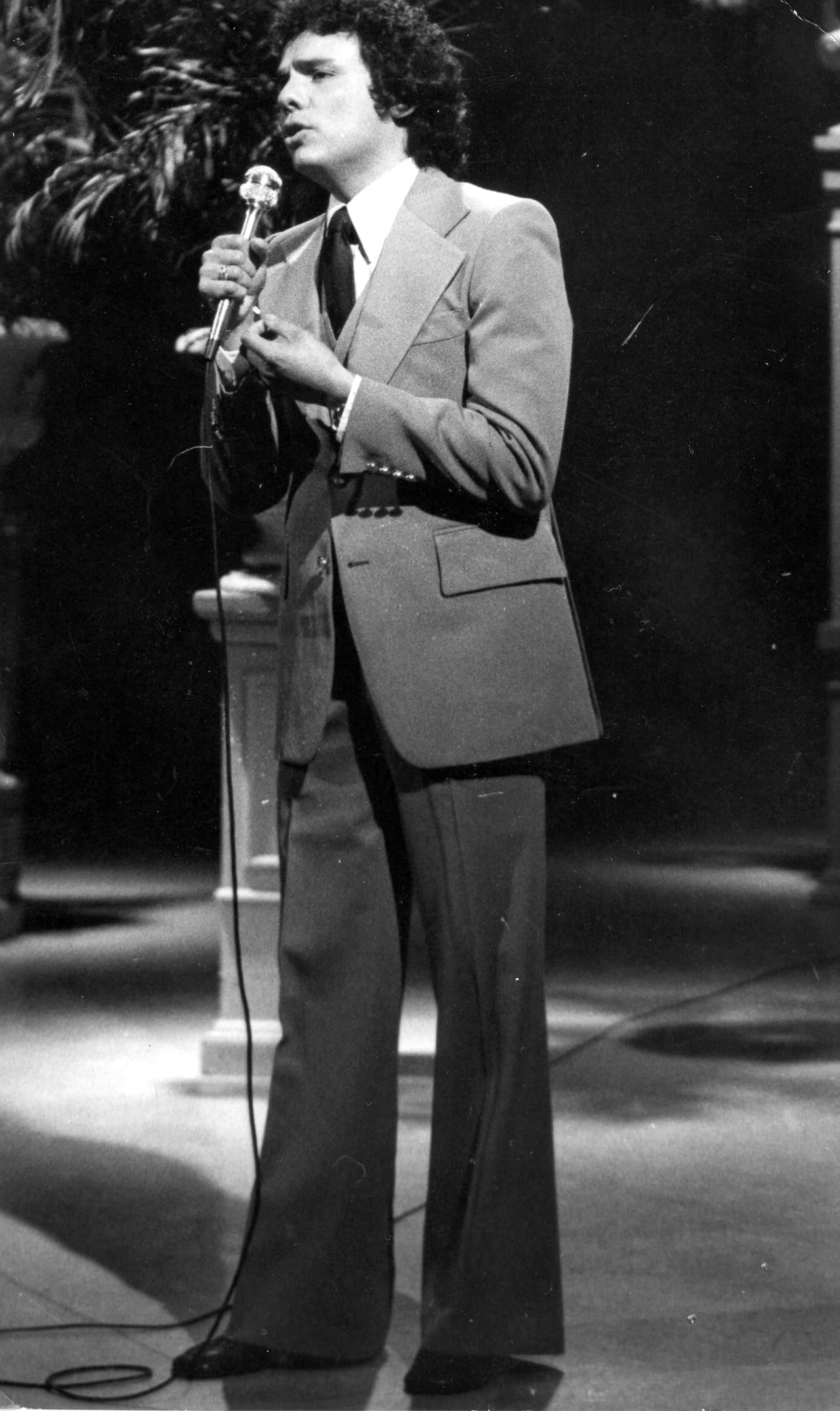 A finales de los ochenta fue sometido a varias cirugías en las cuerdas vocales debido a lo dañadas que las tenía por el alcohol. Por ello se alejó de los vicios desde 1995.