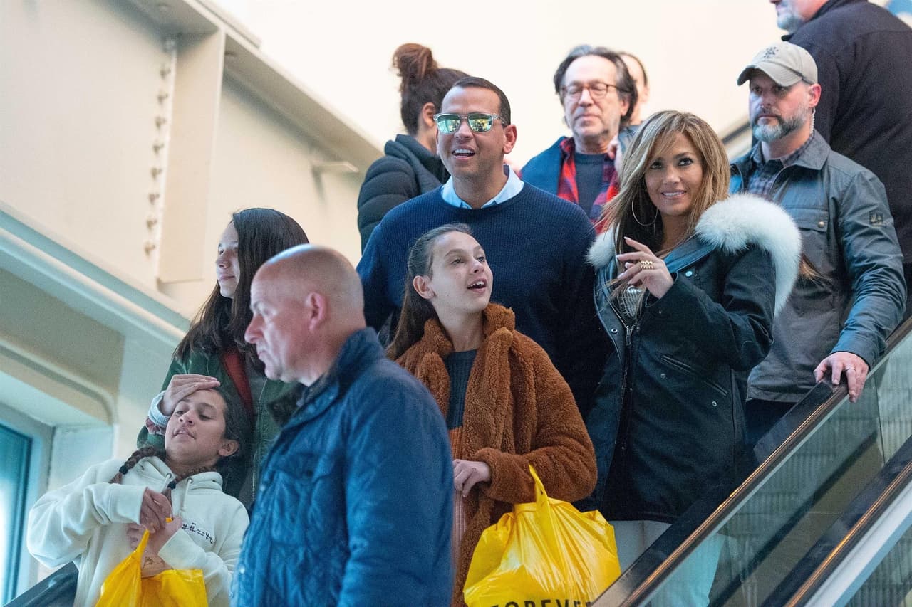 Jennifer López y Alex Rodríguez no dejan que su relación se afecte por los recientes reportes que citan a 
<b><a href="https://www.univision.com/famosos/ex-modelo-de-playboy-asegura-que-hace-poco-a-rod-le-rogo-por-un-trio-sexual-sin-jennifer-lopez">la exmodelo de Playboy Zoe Gregory</a></b>, quien asegura que el ex pelotero de los Yankees de Nueva York la buscó para participar en un trío sexual.