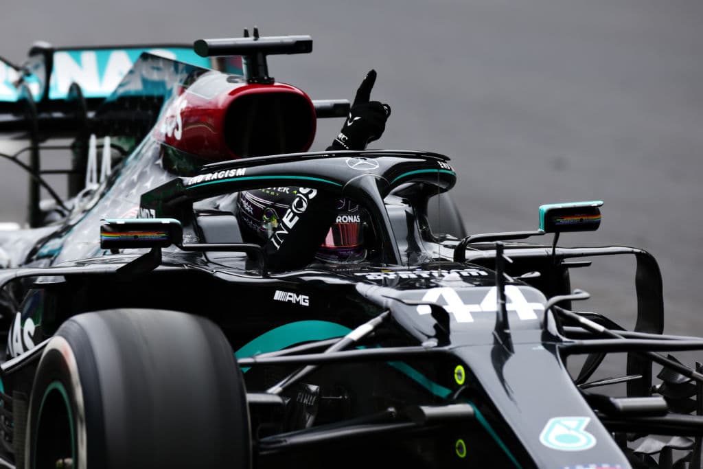 Lewis Hamilton lo hace de nuevo y rompe récord mundial con 92 carreras ganadas en la Formula 1. Se le unen al podio Valtieri Bottas y Max Verstappen. Muy buenas carreras de Charles Leclerc y del mexicano Sergio Pérez, pero la lluvia fue factor importante en este Gran Premio de Portugal.
