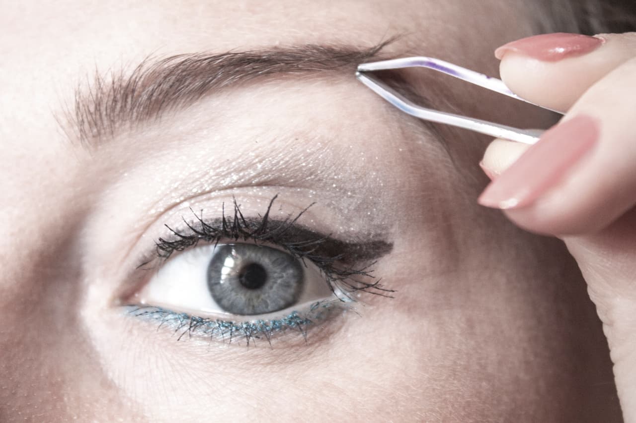 <h3>No abuses de las pinzas de cejas</h3>
<br>Innumerables nietas deben sus hermosas cejas a esta recomendación cuyo sustento científico hoy conocemos. 
<b>La depilación excesiva, con pinzas o cera, eventualmente causa daños que se manifiestan como cicatrices microscópicas en la raíz de los folículos</b>. Con el tiempo estas cicatrices sellan el folículo evitando que las cejas 
<a href="http://www.huffingtonpost.com/2013/03/25/beauty-tips-grandmas-secrets_n_2933363.html">vuelvan a crecer</a>. 
<br>