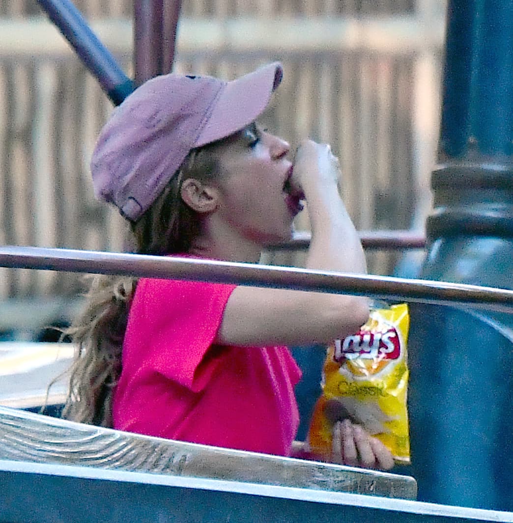 Con ojos cerrados y todo, como si estuviera atesorando el momento,
<b>Shakira devoró las 240 calorías</b> de encierra esta bolsa amarilla.