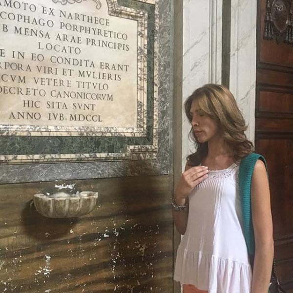 "Sin ahorros y trabajo y con tantas cirugías y tratamiento sonaba imposible. Me he recuperado bastante. He ahorrado y vine a cumplir mi sueño. Odino Faccia me apoyó para conseguir que mañana esté presente en la misa del Papa Francisco en Roma. Gracias a Dios, a mí por no bajar los brazos, a mi familia y amigos por ser red en mis caídas, a la fe que hace milagros y a los médicos", continuó en Instagram.