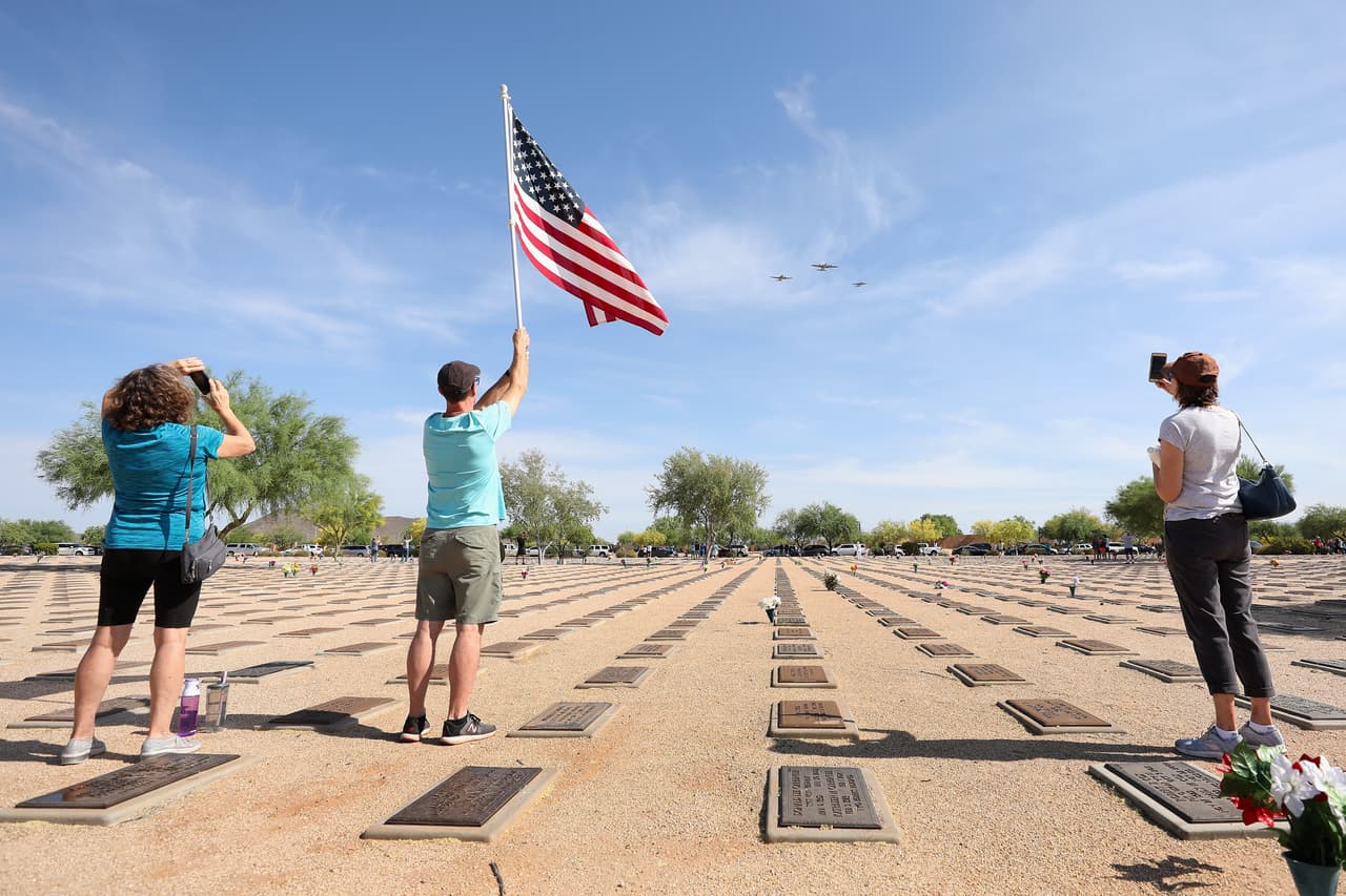 Residentes de Phoenix observaron el vuelo de un avión histórico para commemorar el 75 aniversario del fin de la Segunda Guerra mundial.
