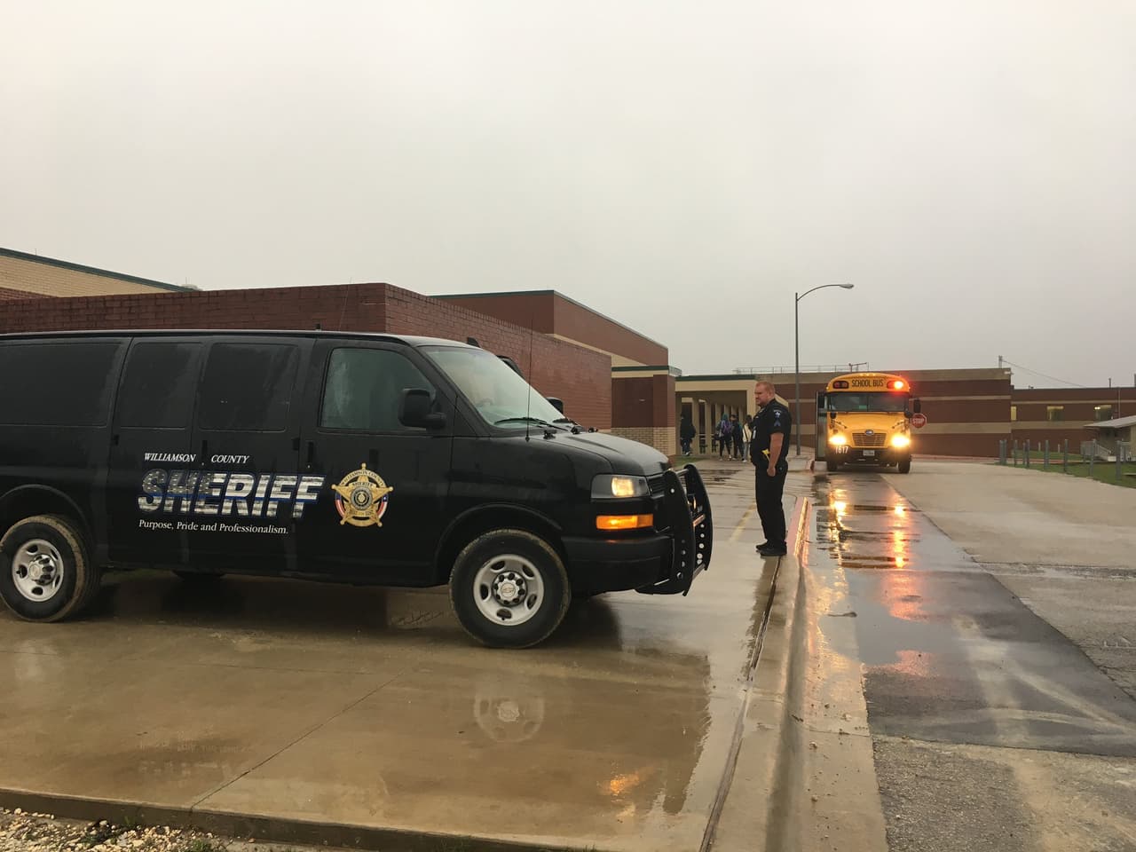 Detienen a estudiante por incitar peleas en escuela en el condado Williamson