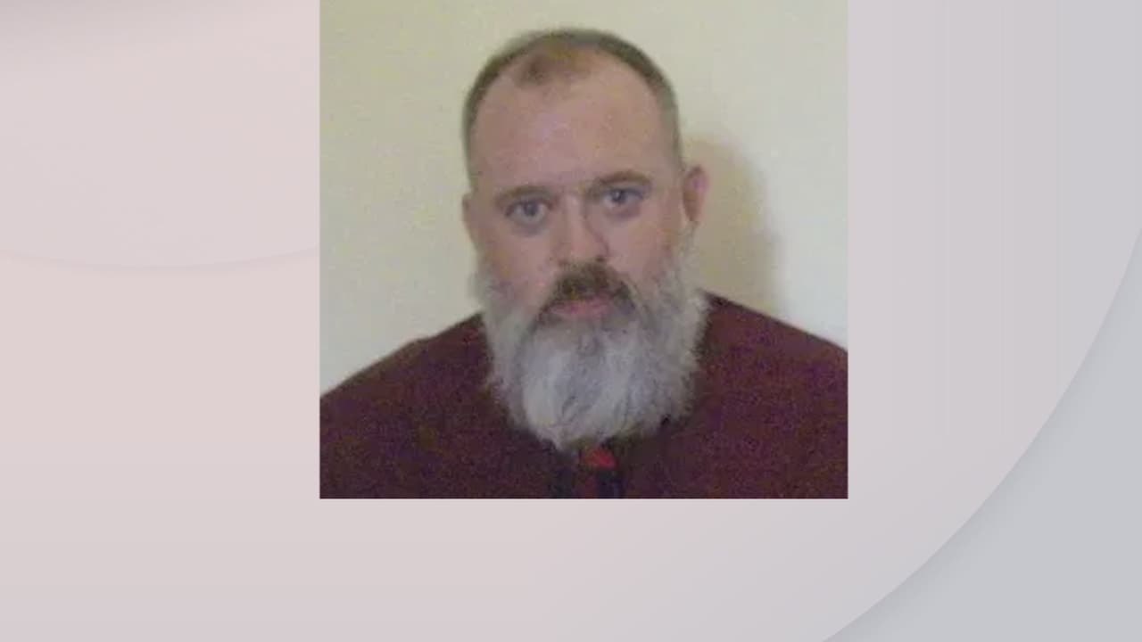 Presentan cargos contra expolicía señalado de solicitar fotos y favores sexuales en Carolina del Norte