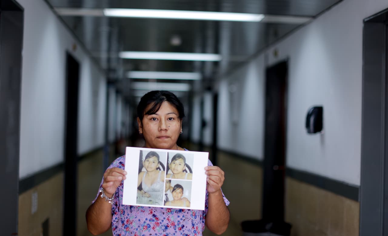 Mercedes Zambrano sostiene fotos de su hermana Adriana Marisel, tomada el último día en que la vio con vida en Buenos Aires. Marisel fue golpeada hasta morir en 2008 por su ex marido. Una vecina la encontró, con su pequeña de 9 meses tomando leche del cuerpo sin vida de su madre. El ex esposo fue condenado por homicidio involuntario y sentenciado a cinco años de edad, que ya cumplió. Zambrano dijo que su familia vive encerrada dentro de su casa como prisioneros, temiendo un nuevo ataque. Todavía están tratando de obtener la custodia completa de Josefina, nueve años después.