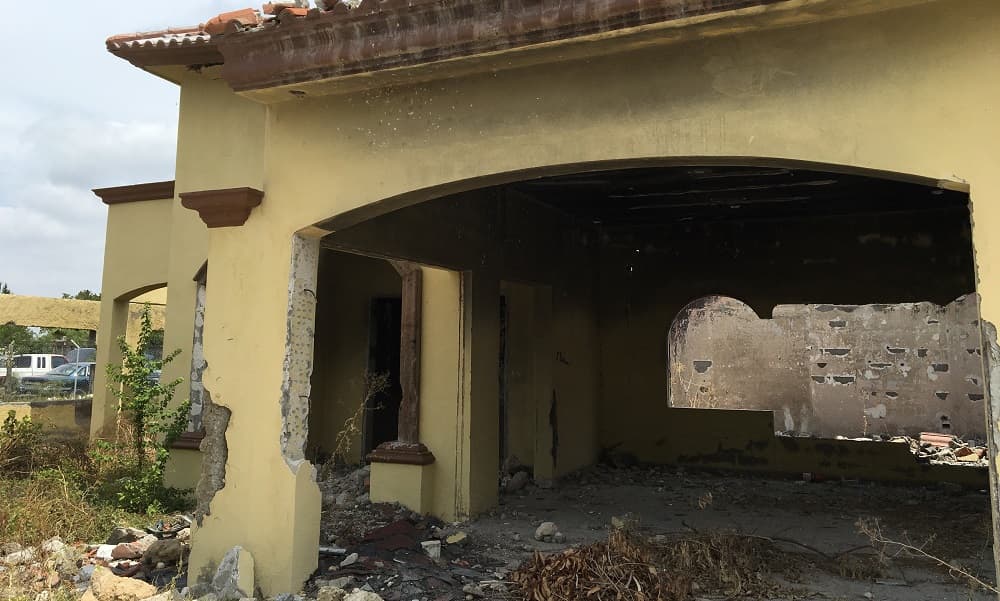 La residencia en Allende de Héctor Moreno, uno de los exsocios de Los Zetas que colaboró como testigo del gobierno de Estados Unidos, fue quemada y arrasada en marzo de 2011 en Allende, Coahuila.