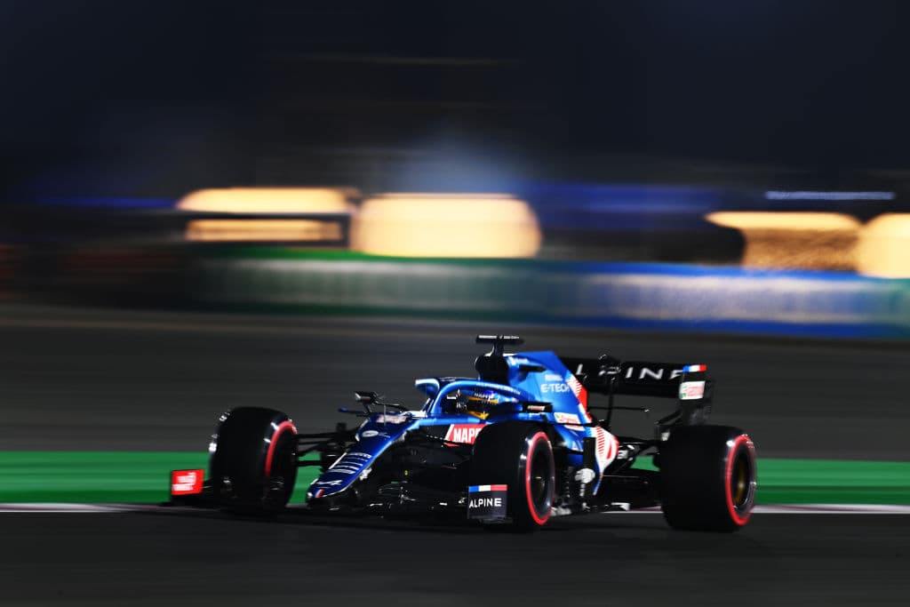 El piloto mexicano Sergio Pérez, quien había quedado octavo en los entrenamientos libres del viernes, saldrá desde la décimo primera posición del Gran Premio de Qatar luego de que no logró clasificar a la Q3.El siete veces campeón del mundo inglés Lewis Hamilton, de Mercedes, arrancará primero en el debutante Gran Premio de Qatar, el vigésimo y antepenúltimo del Mundial de Fórmula Uno, tras haber dominado este sábado la calificación disputada en el circuito de Losail.