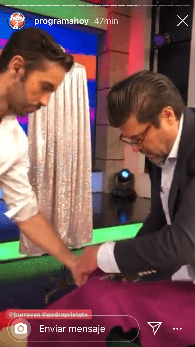 Dio la noticia visiblemente contento al lado de sus compañeros Raúl Araiza, Andrea Legarreta, Marisol González y Pedro Prieto. 
<br>