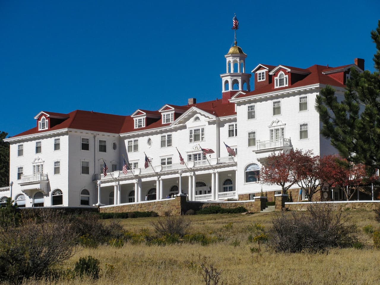 Tal vez no imaginaba la fama detrás del hotel Stanley, que conforme pasan los años se ha ganado su lugar como uno de los edificios más "embrujados" no sólo de Estados Unidos, sino del mundo entero, y enseguida te contaremos por qué...
