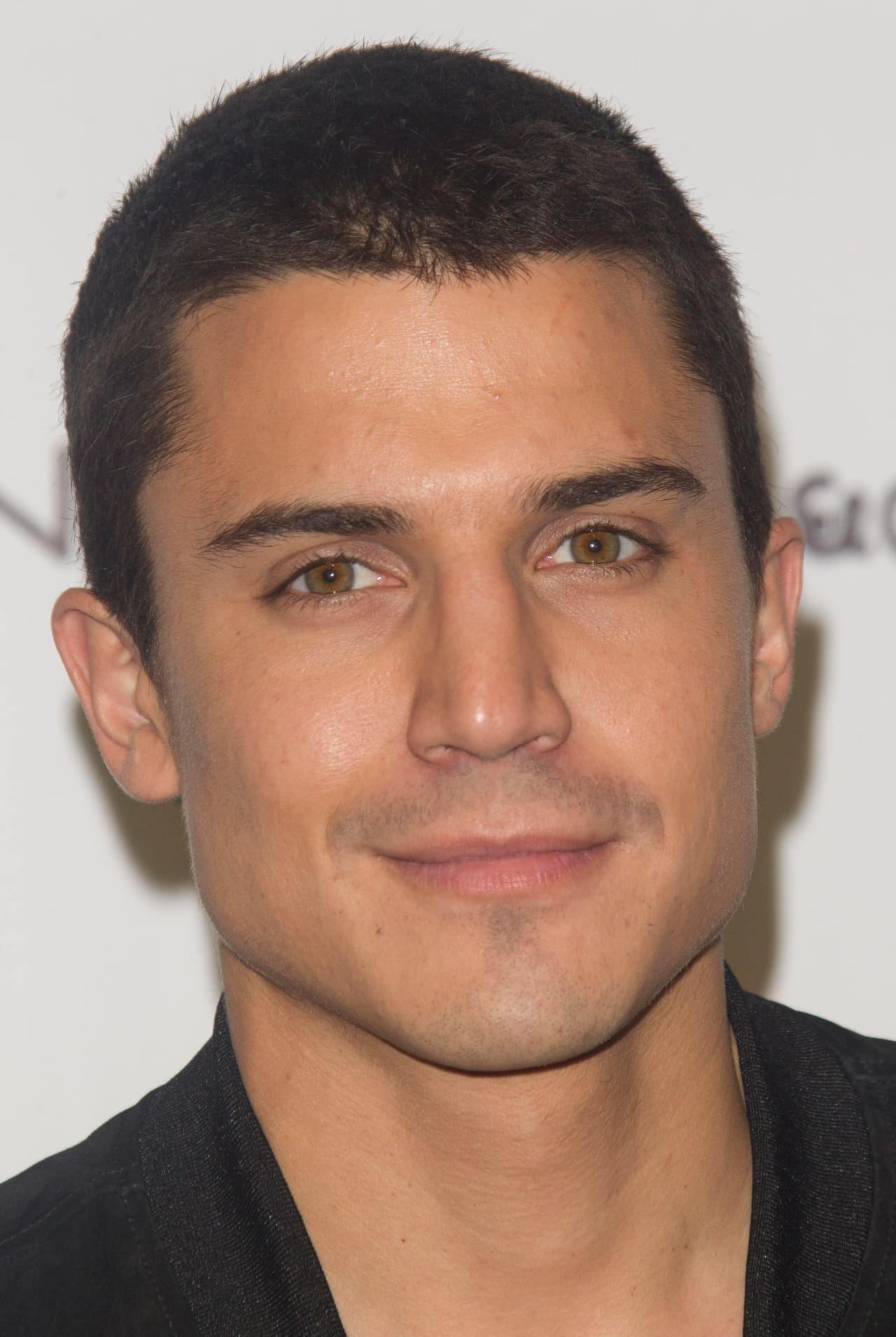 El apuesto actor se convertirá en Javier Morey en El Príncipe, y nos conquistará cada noche apoderándose de la pantalla de UniMás.