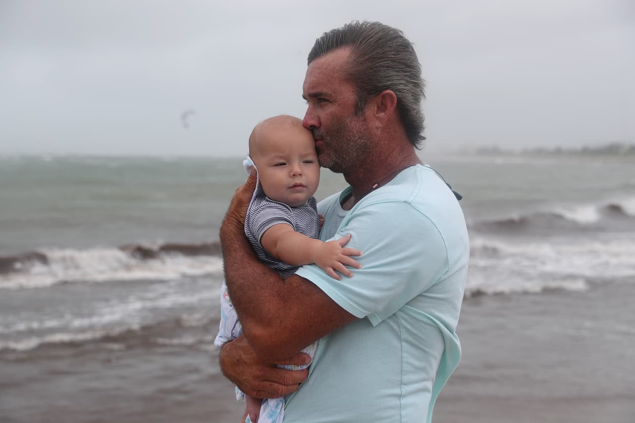 En Fort Pierce, en Florida, Brian Bergen fue con su nieto recién nacido hasta Jetty Park, para ver la fuerza de las olas en el mar.