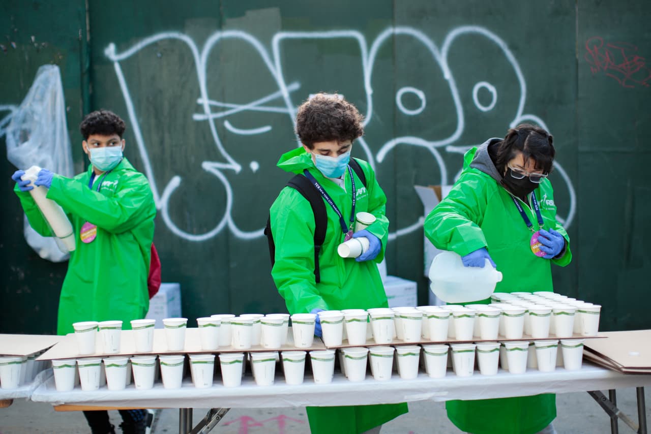 Los voluntarios sirvieron agua en los márgenes para los corredores agitados.