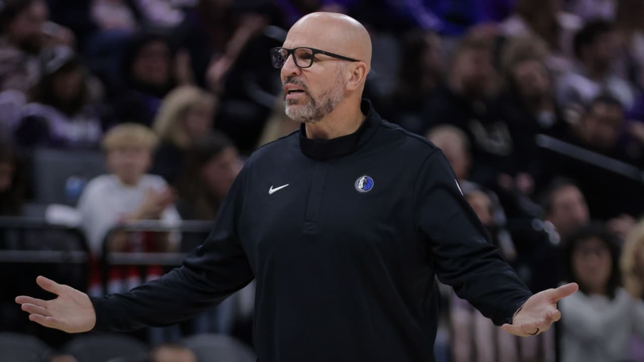 NBA multa con $35,000 al entrenador de los Dallas Mavericks por su forma de responder