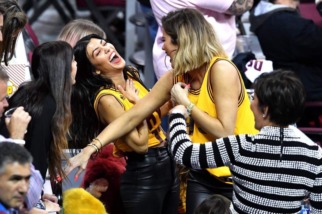 Khloe Kardashian, aquí entre su hermana Kourtney y su mamá Kriss, estaría esperando un hijo de su novio, el jugador de los Cleveland Cavaliers, Tristan Thompson.