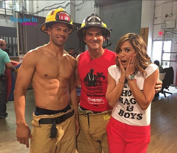 ¿Quién quiere verlos bailar? estos ardientes bomberos casi incendian la casa con sus movimientos.