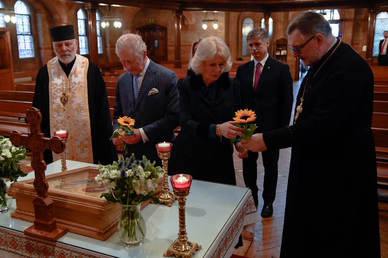 <b>El Príncipe Carlos, y Camila, duquesa de Cornwall colocan girasoles en un altar </b>para mostrar su apoyo a la comunidad ucraniana en la Catedral Católica de Ucrania, el 2 de marzo en Londres, Inglaterra. 
<br>
<br>Desde el inicio de la invasión de Rusia a Ucrania, se calcula que más de un millón de personas han sido desplazadas del país. Se registran decenas de muertos civiles a diario, producto de los bombardeos que los rusos están llevando a cabo en zonas civiles. 
<br>