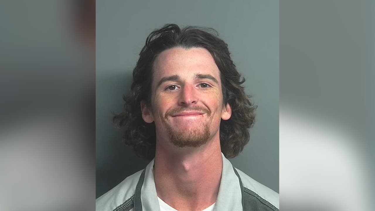 Rayn Kelly Sandifer, es buscado por las autoridades por agresión con estrangulación.