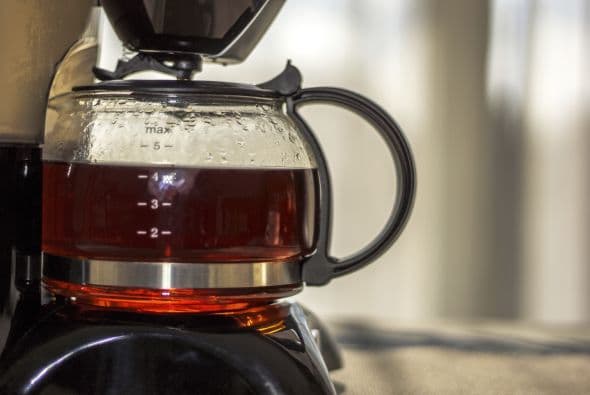 ¿Te fastidia tener que limpiar electrodomésticos como la cafetera y la licuadora? Si no tienen residuos sólidos muy pegados puedes lavarlos en menos de 5 minutos con este ‘tip’.