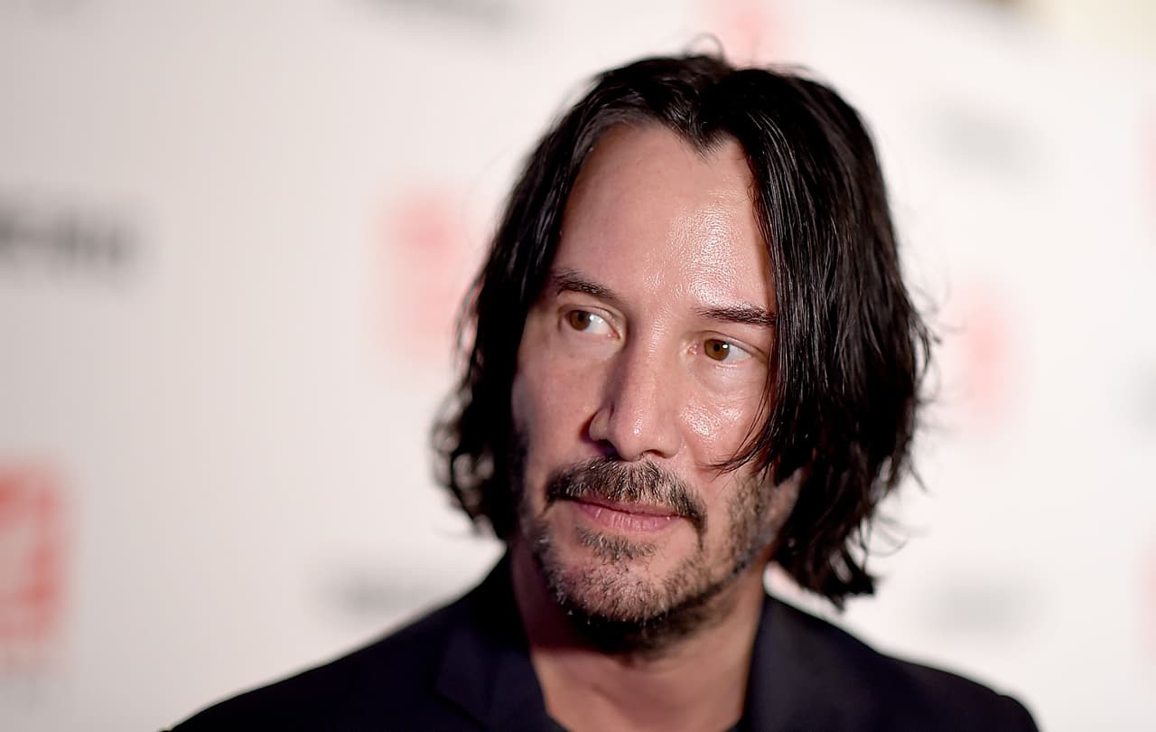 <b>Keanu Reeves</b>
<br>Es tal vez el mejor ejemplo de sencillez y humildad. El actor que le dio vida a Neo en The Matrix, entre otros grandes éxitos, vive como cualquiera de nosotros.
