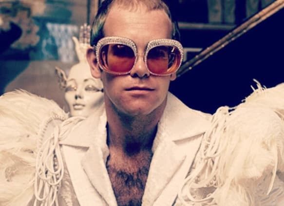 Elton John es uno de los famosos que más ha utilizado esta técnica de regeneración capilar.
