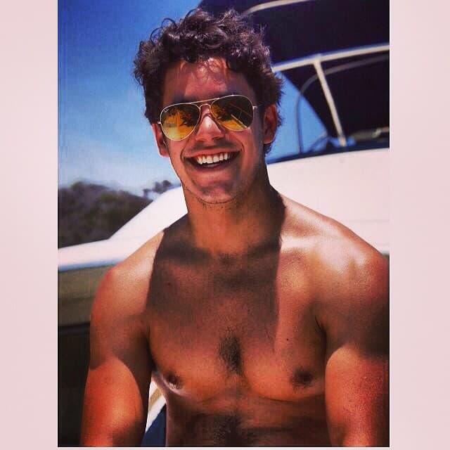 "Pues me llama la atención (actuar y cantar), pero primero quiero estudiar y ver cómo va pintando la vida", confesó el joven de 23 años a 'TVNotas'.